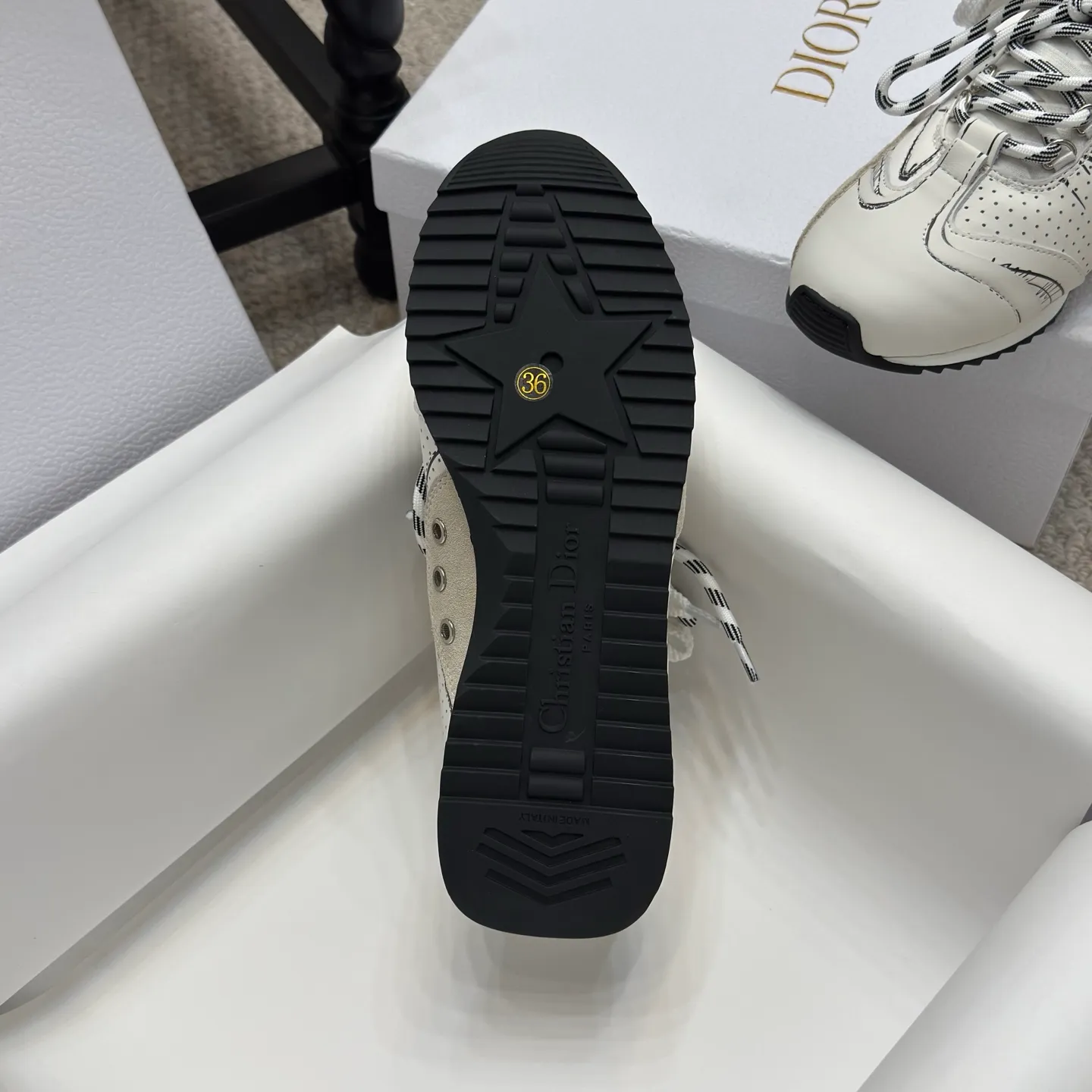 👟👟Ex-factory price 580👟👟 Original purchase and development 𝐂h𝐑𝐈𝐒𝐓𝐈𝐀𝐍 𝐃𝐈or This Dior Vibe Dior sneaker incorporates Dior's haute couture spirit and reinterprets the classic running shoes, moral training shoes. Forrest Gump shoes. Matched with Oblique Printed 3D printing technology reproduces the original fabric to create a contrasting modern style. The details are displayed with a 3D effect, and the iconic details of the logo decoration on the side and back are further embellished. It complements various casual or elegant items to create a modern look.  ✅The tongue is decorated with the Christian Dior PARIS Logo in 3 different colors and overlapping fabric lines. It is consistent with the original version. It is full of details. Welcome to compare and compare with the ordinary version on the market. ✅The original rubber TPU sole is decorated with the DIOR logo. The convex and concave rubber sole is decorated with the Christian Dior lucky star symbol. ✅Size: 35-40 (41 can be customized)
